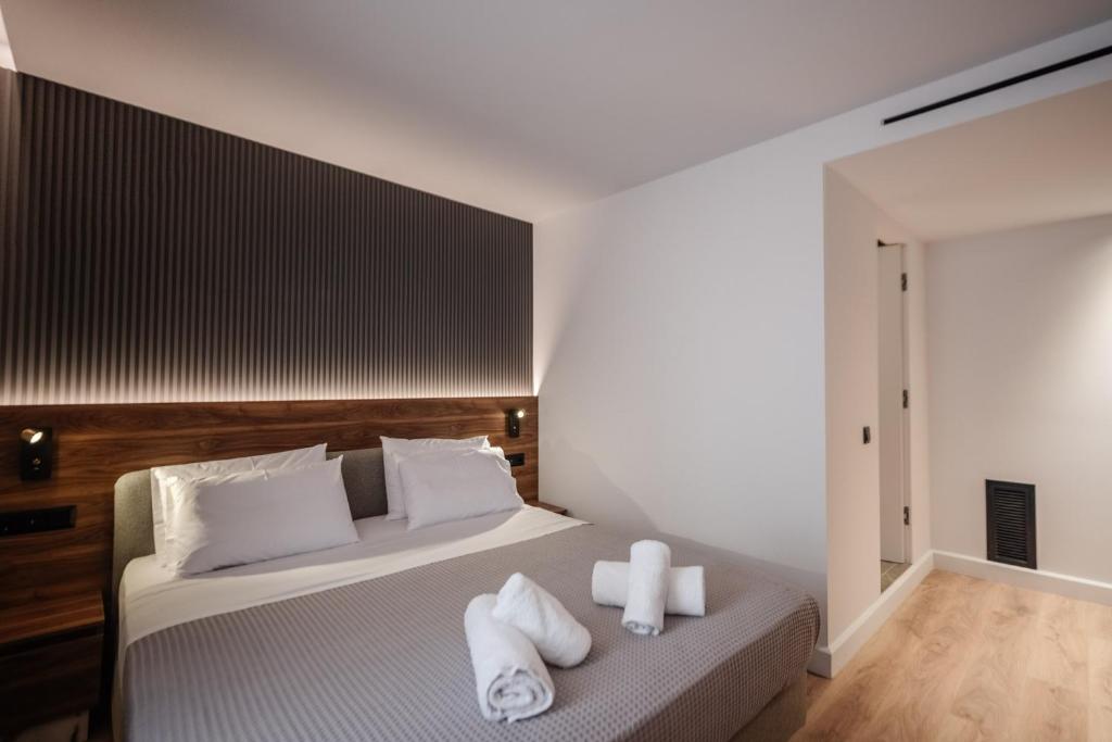 Postel nebo postele na pokoji v ubytování Kantoni Suites