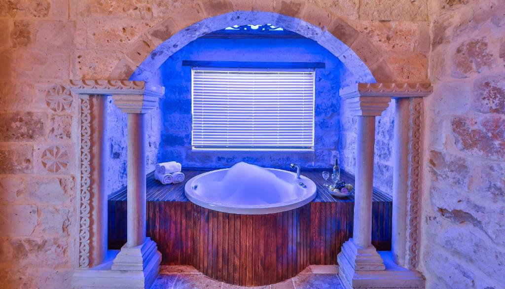 une salle de bain avec lavabo dans une pièce bleue dans l'établissement Noble Crown Stone House Cappadocia, à Uçhisar