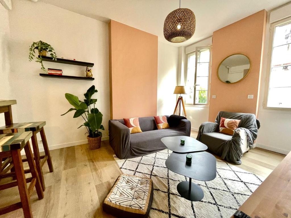 una sala de estar con un sofá y una mesa en Agathoise by Yumē, en Toulouse