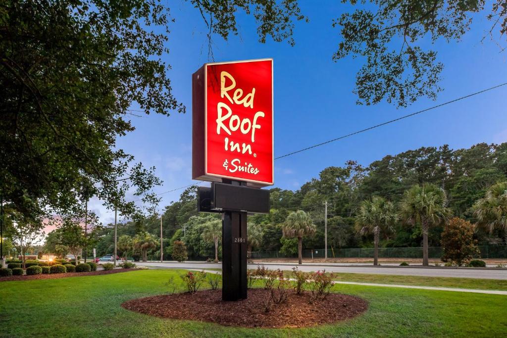a sign for a red roof inn and suites at Red Roof Inn Myrtle Beach Hotel - Market Commons in Myrtle Beach