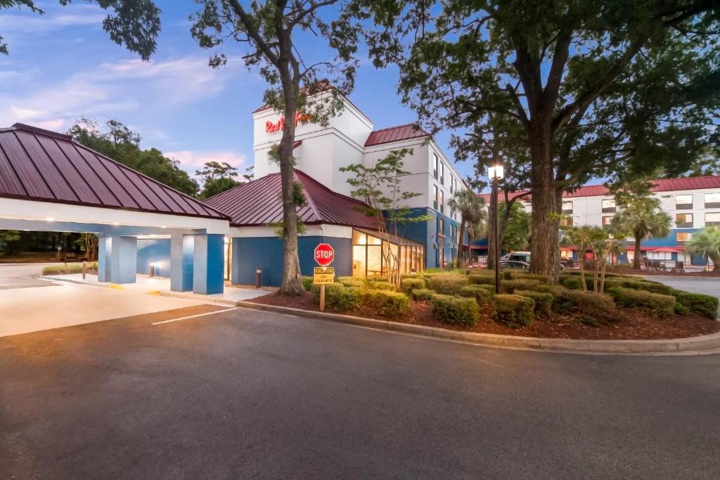 an empty parking lot in front of a hotel at Red Roof Inn Myrtle Beach Hotel - Market Commons in Myrtle Beach