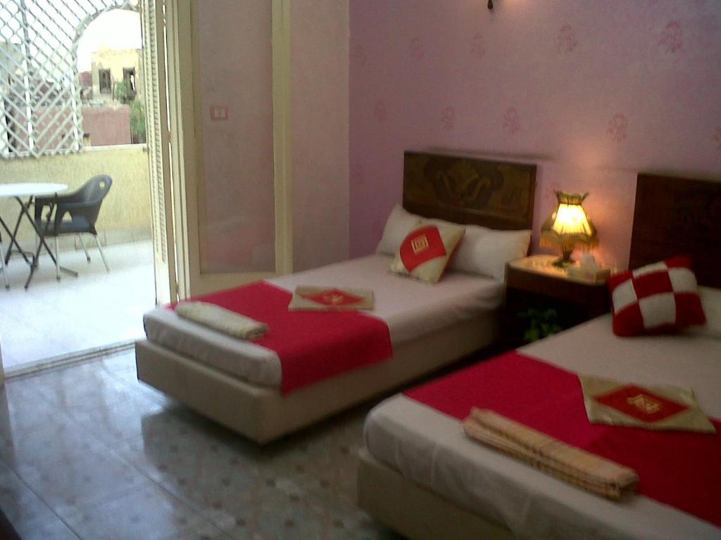 Postel nebo postele na pokoji v ubytování Cairo Moon Hostel