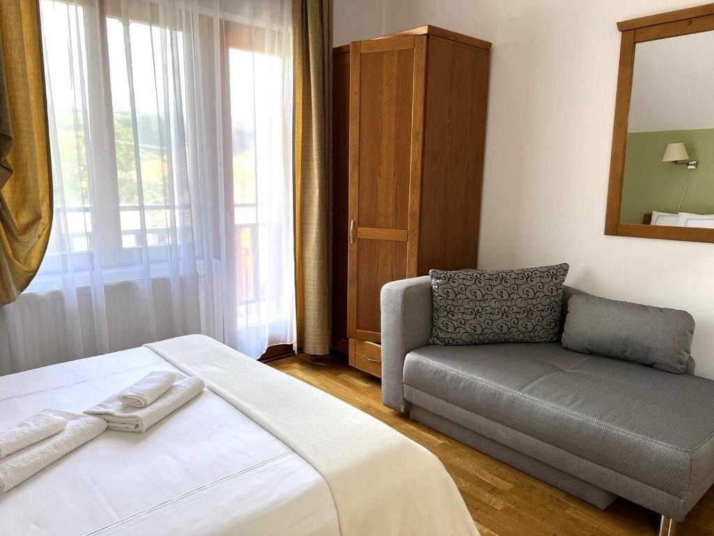 Postel nebo postele na pokoji v ubytování Sóbanya Panzió