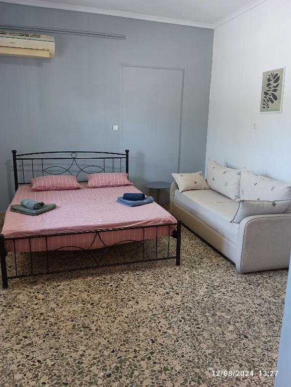 A seating area at RENA APARTMENTS