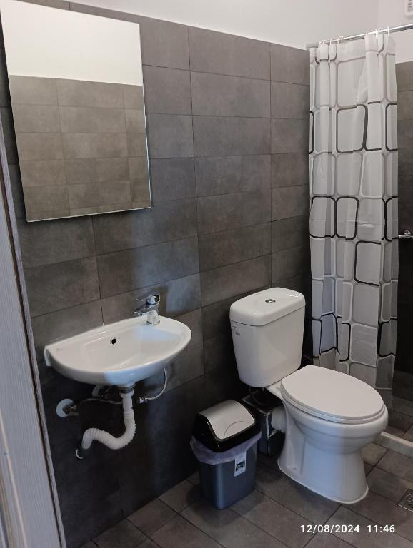 A bathroom at RENA APARTMENTS