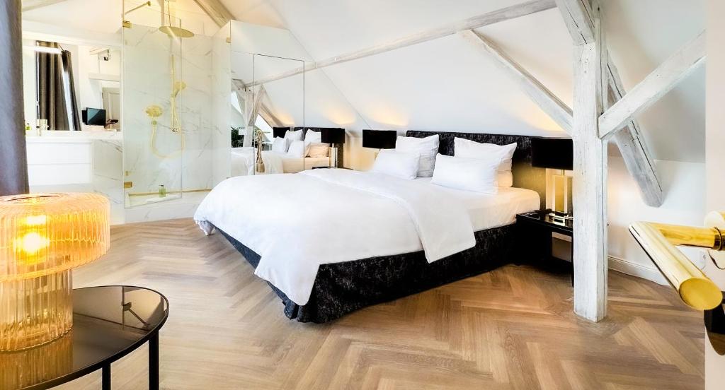 Postel nebo postele na pokoji v ubytování Boutique Hotel Krone München