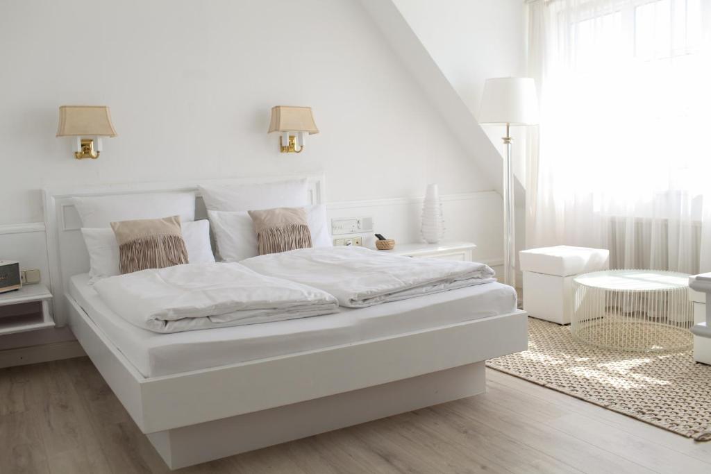Postel nebo postele na pokoji v ubytování Boutique Hotel Krone München
