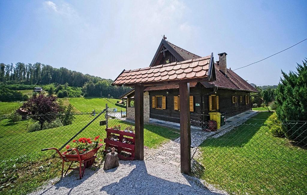 Vonkajšia záhrada v ubytovaní Three-Bedroom Holiday Home In Gornji Trpuci