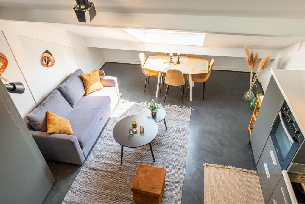 un salon avec un canapé et une table dans l'établissement The White Duplex, à Annecy