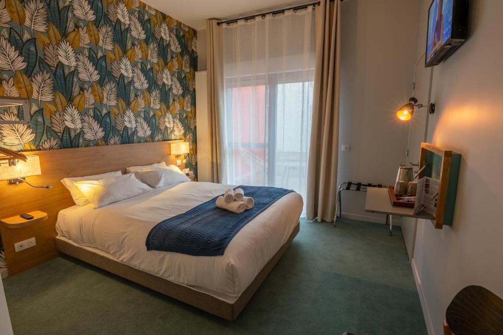 Postel nebo postele na pokoji v ubytování The Originals City, Ara Hôtel, Landerneau