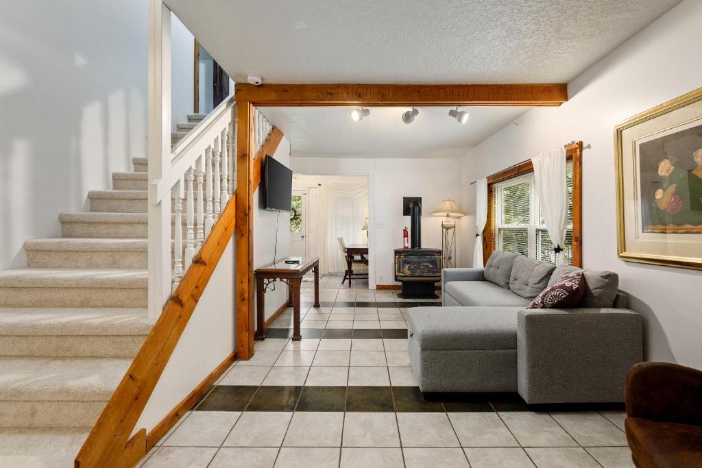 Khu vực ghế ngồi tại Central Lake Cozy Retreat AC Boat Launch Fire Pit