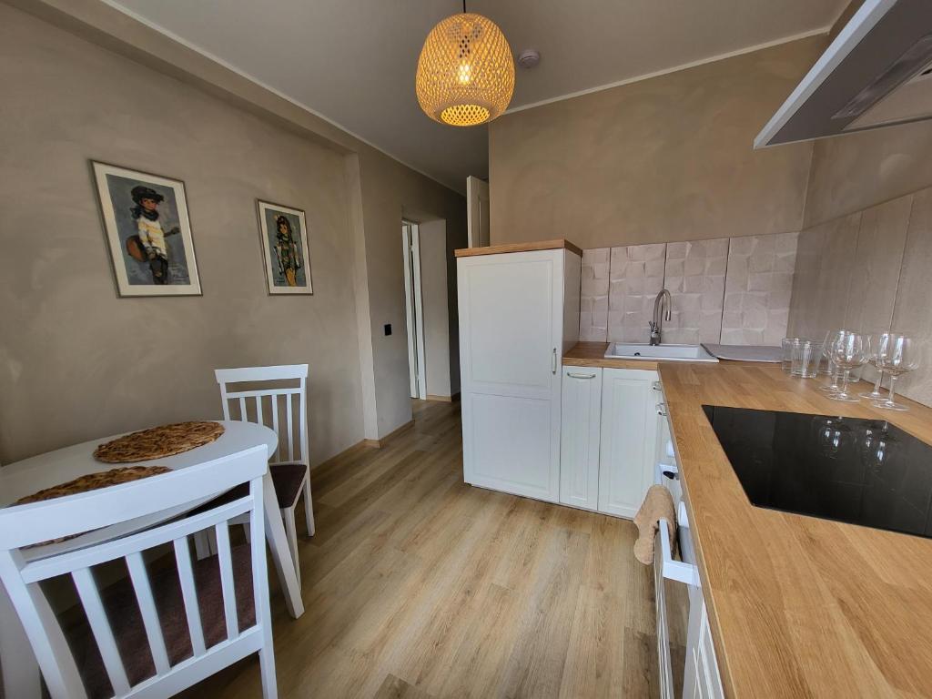 Kuchyň nebo kuchyňský kout v ubytování Nooruse Charm Apartment