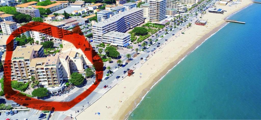 an aerial view of a beach next to the ocean at le capitole in Fréjus