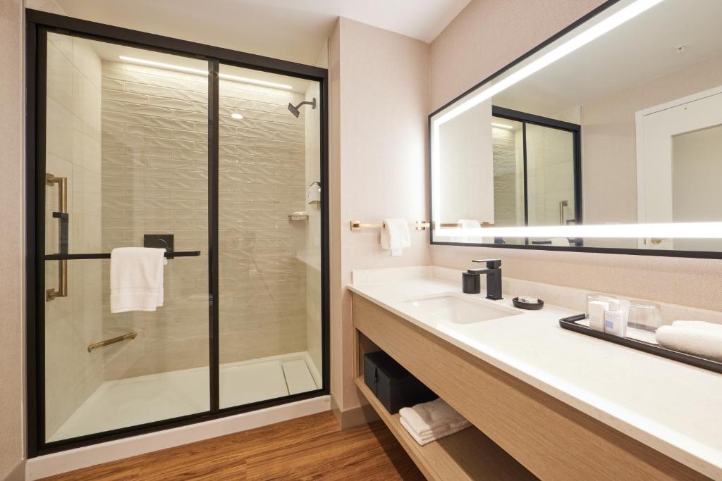 ein Badezimmer mit Waschbecken und Dusche in der Unterkunft Hotel Effie Sandestin Resort, Autograph Collection in Destin