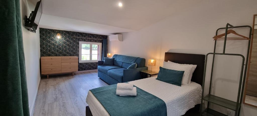 Łóżko lub łóżka w pokoju w obiekcie DOMAINE DES PIERRES PRECIEUSES - Demeure de Charme - Grand Standing - 15 pers - Spa - Massages - Détente et Bien-être - 30' Bordeaux