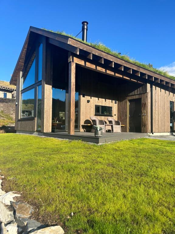 Κήπος έξω από το Hytta på Fikstjønn med panoramautsikt