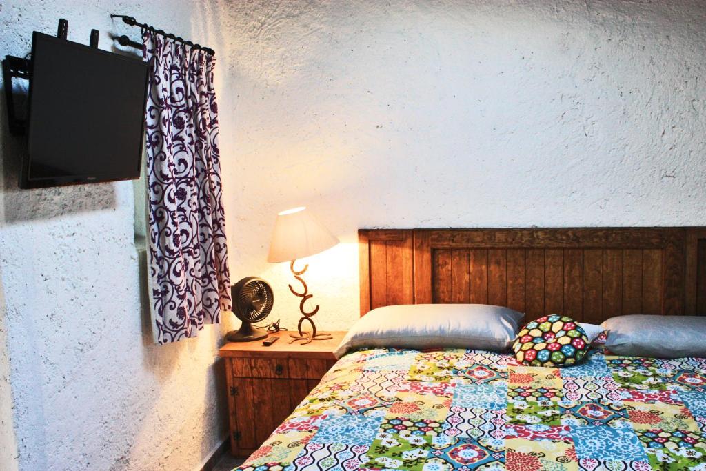 เตียงในห้องที่ Cabaña Geranios Tequisquiapan