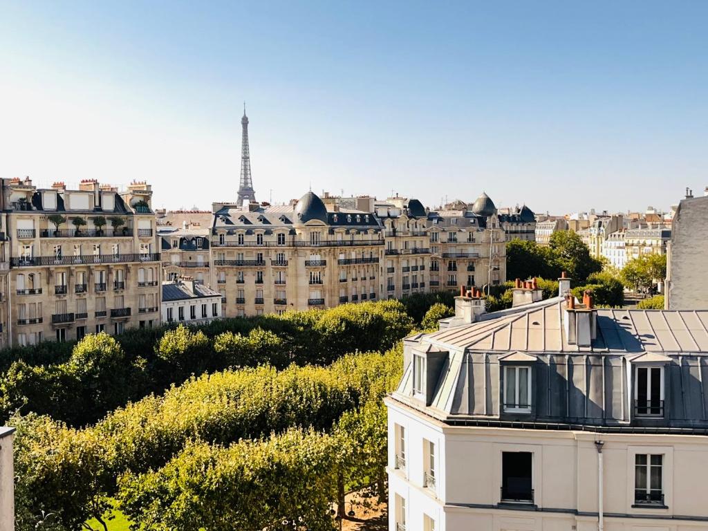 Gambar di galeri bagi Parisian Elegance with Eiffel Tower View di Paris