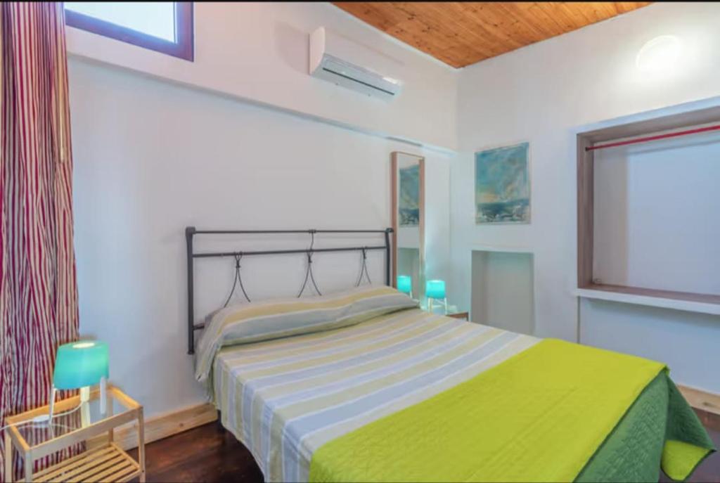 Кровать или кровати в номере Villa con piscina al mare