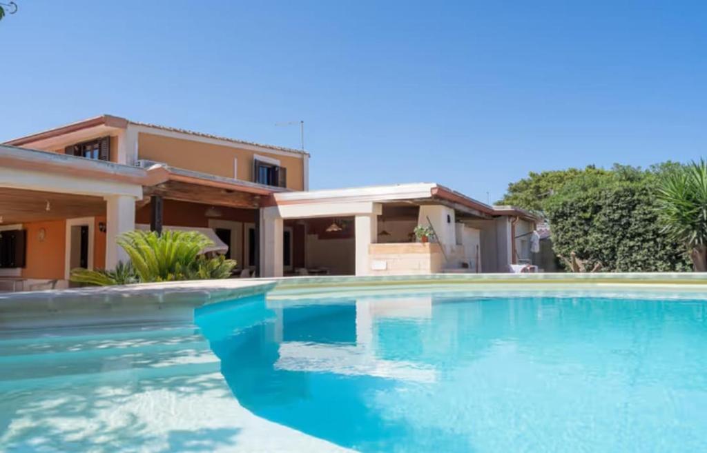 Бассейн в Villa con piscina al mare или поблизости