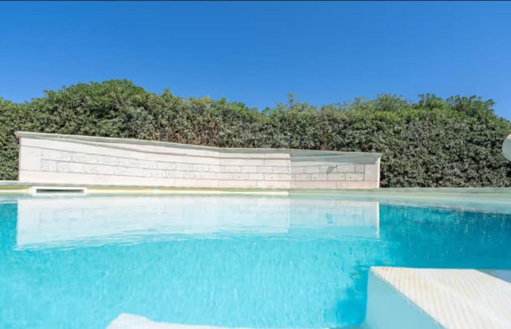 Бассейн в Villa con piscina al mare или поблизости