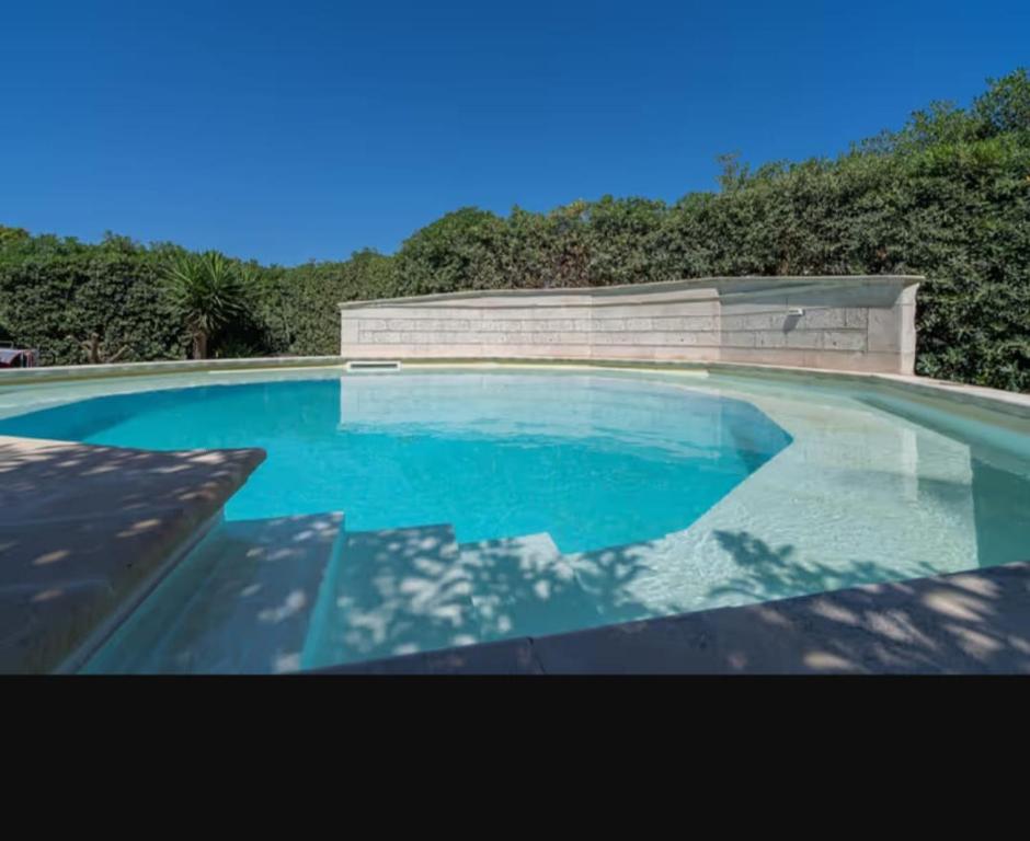Бассейн в Villa con piscina al mare или поблизости