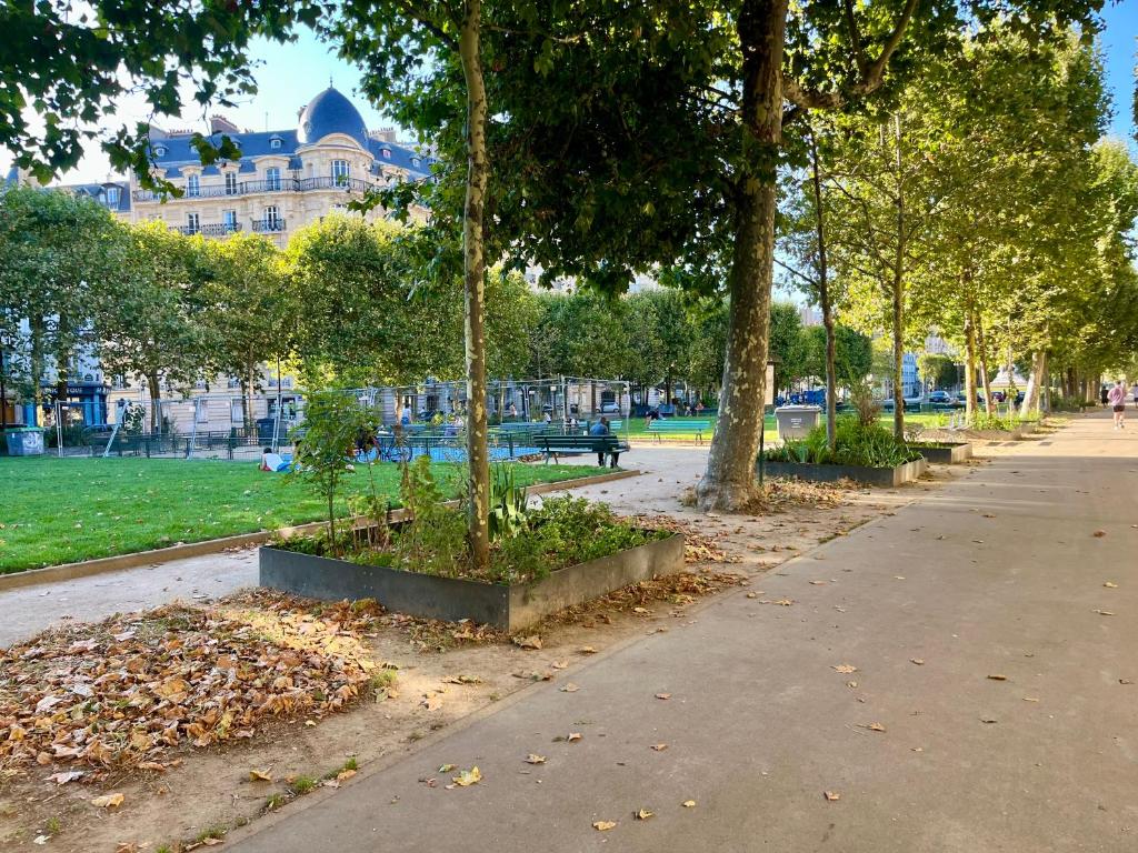 Gambar di galeri bagi Parisian Elegance with Eiffel Tower View di Paris