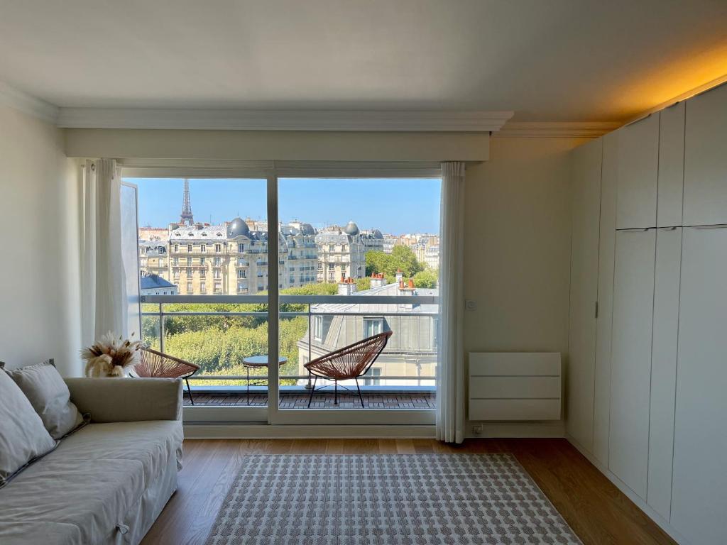 Gambar di galeri bagi Parisian Elegance with Eiffel Tower View di Paris