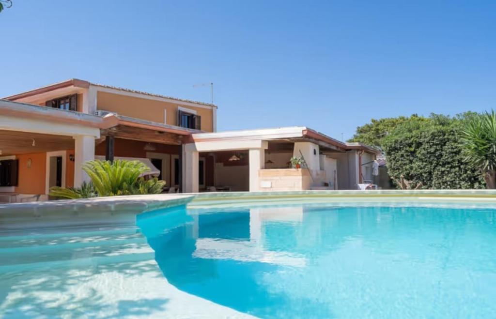 Бассейн в Villa con piscina al mare или поблизости