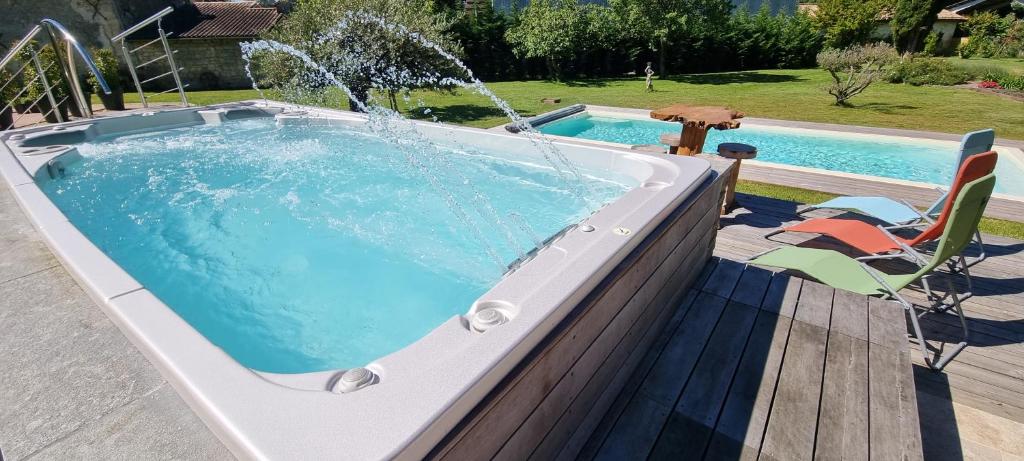 Basen w obiekcie DOMAINE DES PIERRES PRECIEUSES - Demeure de Charme - Grand Standing - 15 pers - Spa - Massages - Détente et Bien-être - 30' Bordeaux lub w pobliżu