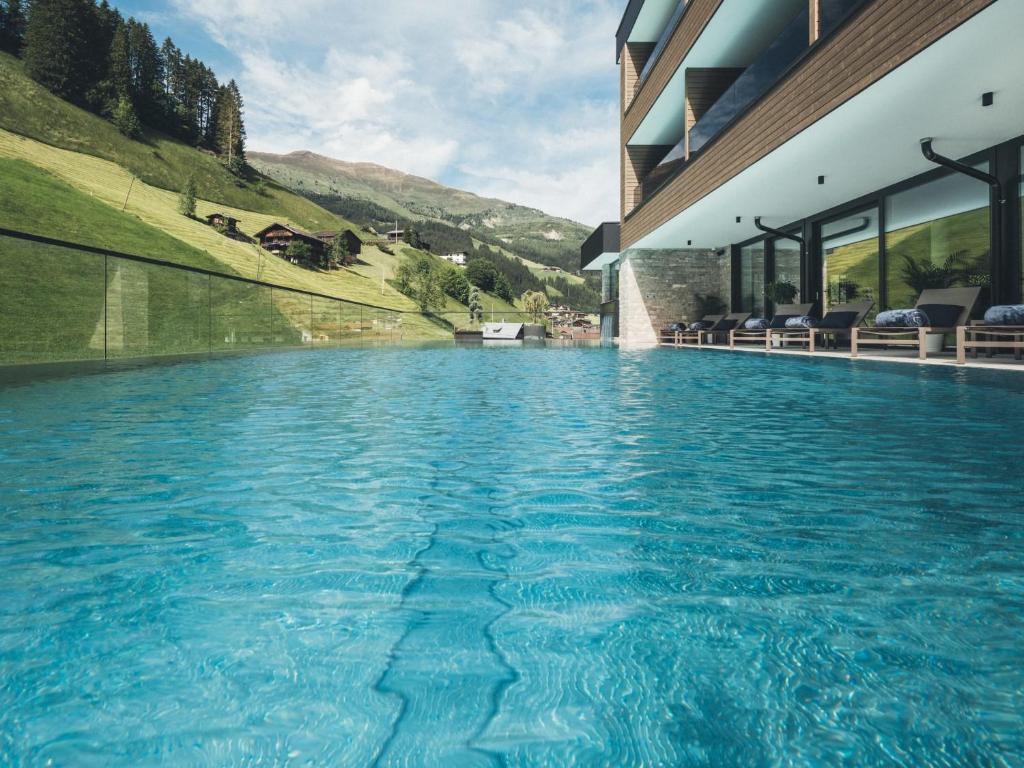 Piscina di Hotel Tirolerhof 4 Sterne Superior o nelle vicinanze