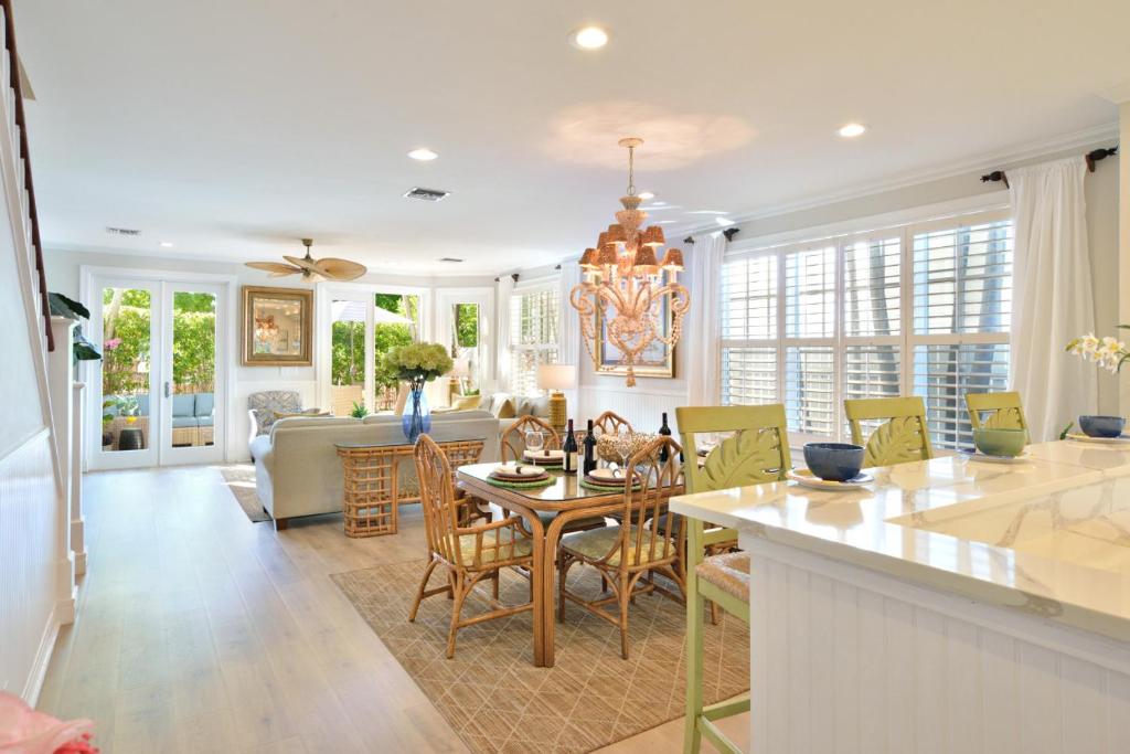 رزرو هتل و هاستل، Admirals Gold Key West - Truman Annex Villa - نزدیک به ساحل و Duval و استخر و پارکینگ, آژانس هواپیمایی آسمان سپید
