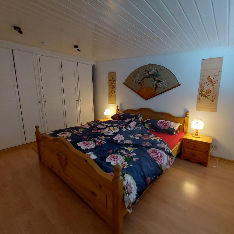 a bedroom with a bed with a blue comforter at Flensburg Ferienwohnung Apartment nähe Zentrum und Uni in Flensburg