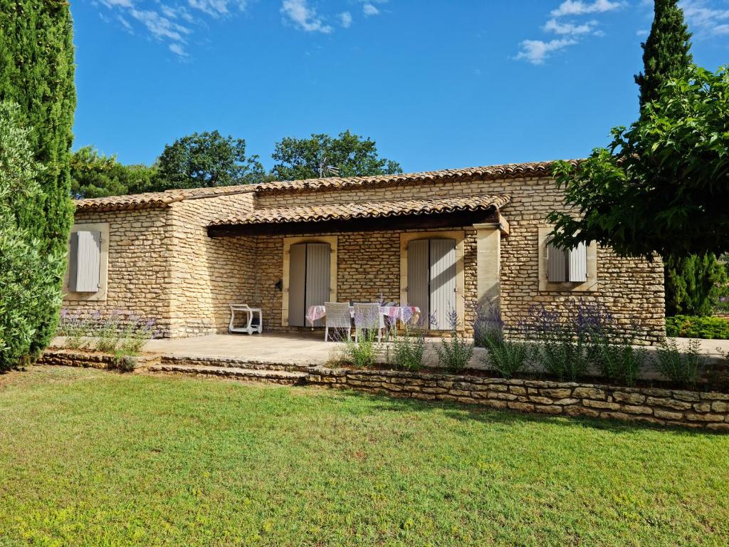 Cette maison en briques dispose d'une terrasse et d'une cour. dans l'établissement Villa Trempadou, à Gordes