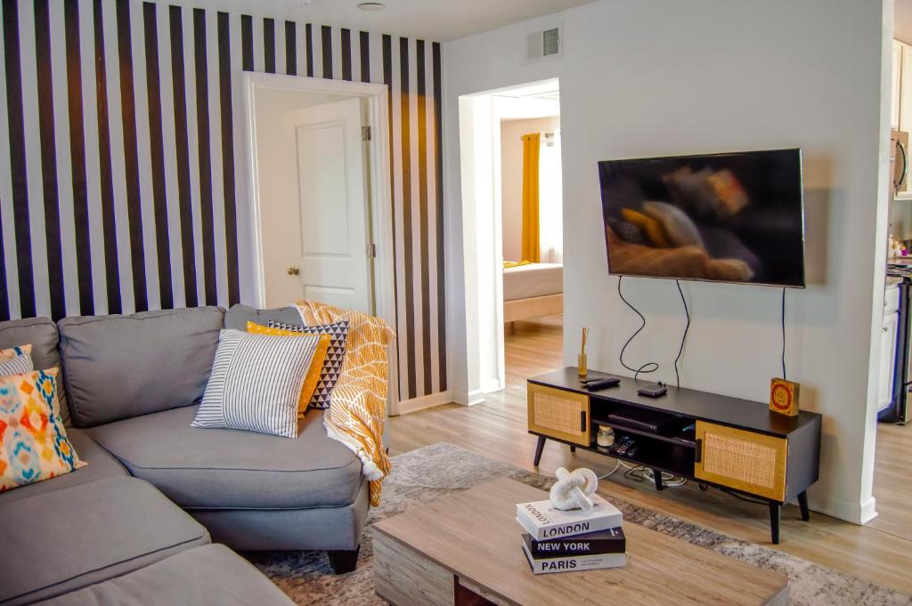 Μια τηλεόραση ή/και κέντρο ψυχαγωγίας στο Cozy Condo, Minutes from Broadwy, Sleeps 5