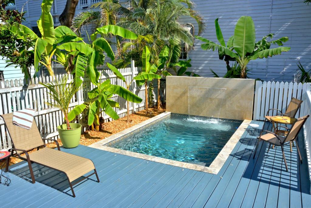 رزرو هتل و هاستل، مخفیگاه بهشتی در Rainbows End Key West - چند قدمی Duval w Private Pool, 09197245266