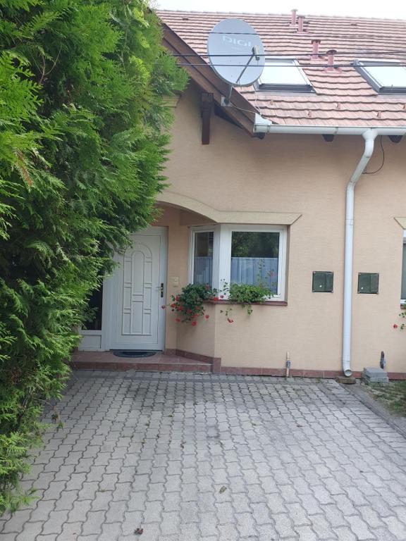 Révész 9200 Mosonmagyaróvár, Rév u. 19.   2. ajtő kép - 1