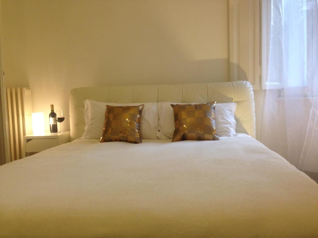 ローマにあるSt. John Apartmentのベッドルーム(白いベッド、枕付)
