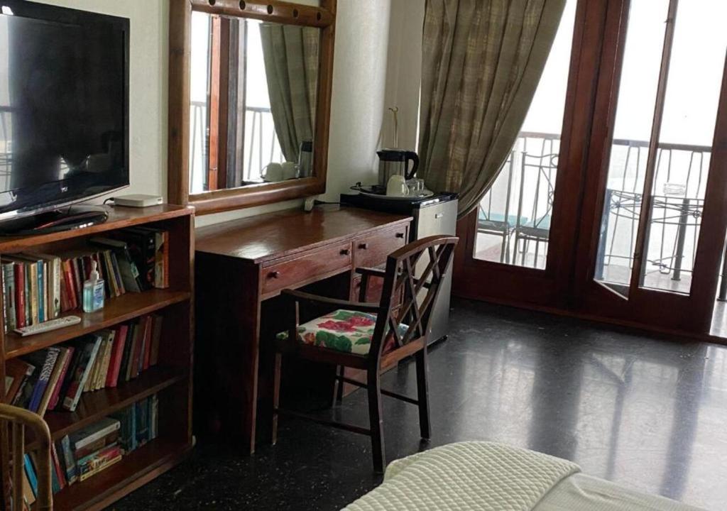 TV a/nebo společenská místnost v ubytování Tranquility Estate