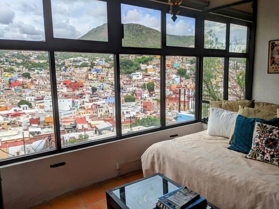 ein Zimmer mit einem Bett mit Blick auf die Stadt in der Unterkunft Spacious Studio Boasting Breathtaking Views in Guanajuato