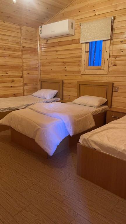 Postel nebo postele na pokoji v ubytování كوخ فلورنسا