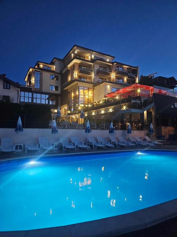 a building with a swimming pool at night at Комплекс Бабенец in Gorna Oryakhovitsa