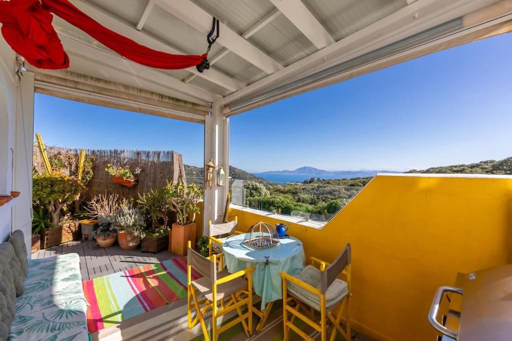a patio with a table and chairs on a balcony at Loft en Tarifa con vistas a África in Tarifa