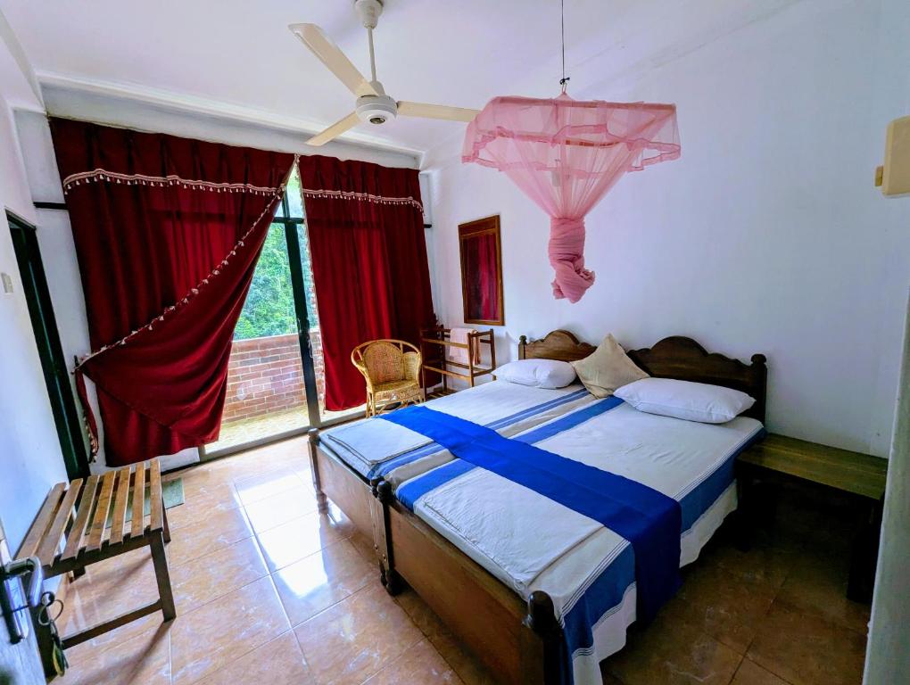Postel nebo postele na pokoji v ubytování Shrine Inn