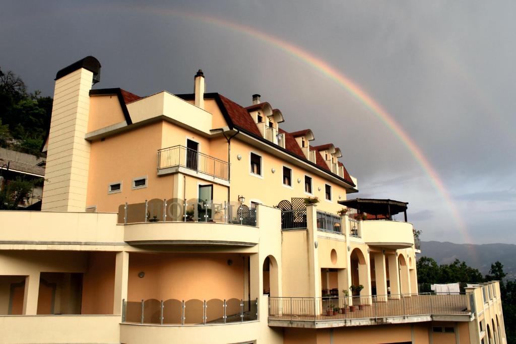 Un arc-en-ciel au-dessus d'un bâtiment dans l'établissement Hotel Sette E Mezzo, à Castelluccio Superiore