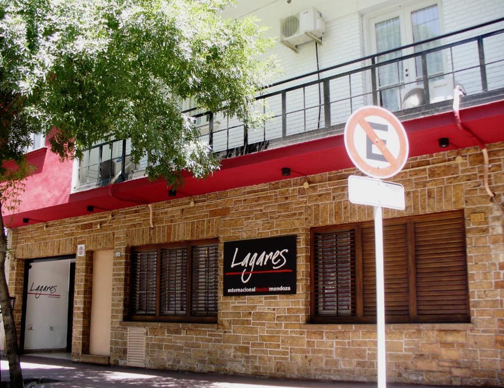 una señal de no estacionamiento frente a un edificio en Hostel Lagares en Mendoza