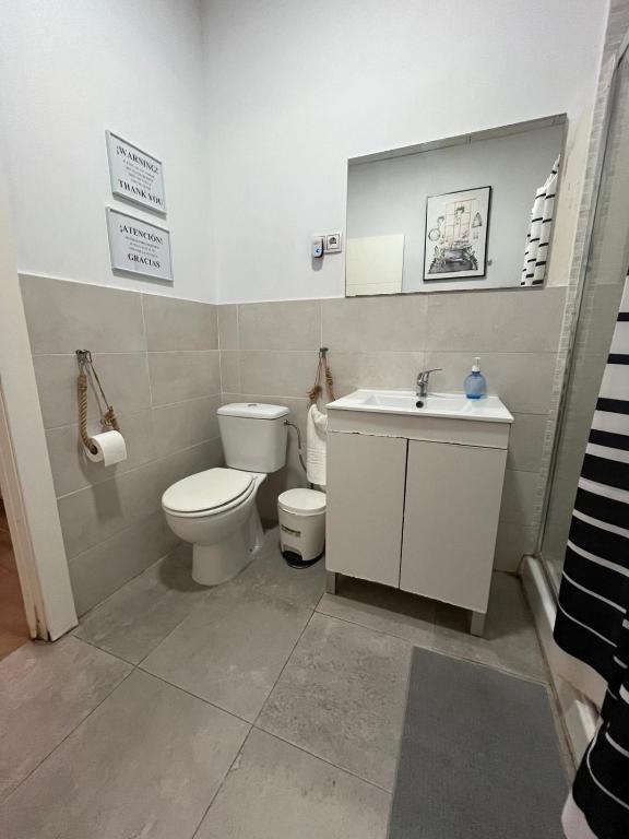 A bathroom at Bécquer 3