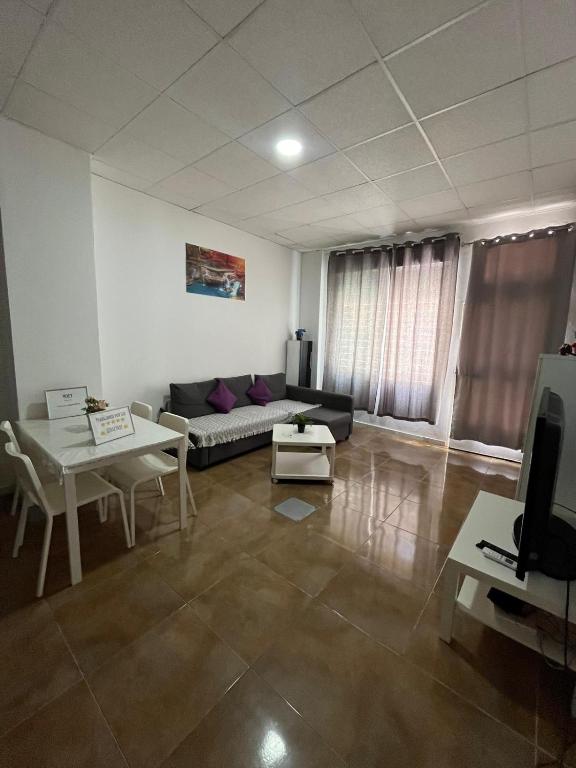 A television and/or entertainment centre at Bécquer 3