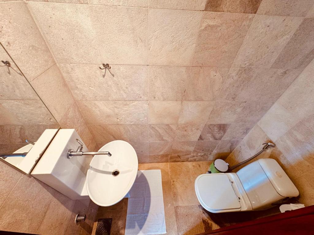 ein Badezimmer mit Toilette und Waschbecken in der Unterkunft CASA TAÍBA BEACH RESORT PÉ Na AREIA - IMOB TEMPORADA in Taíba