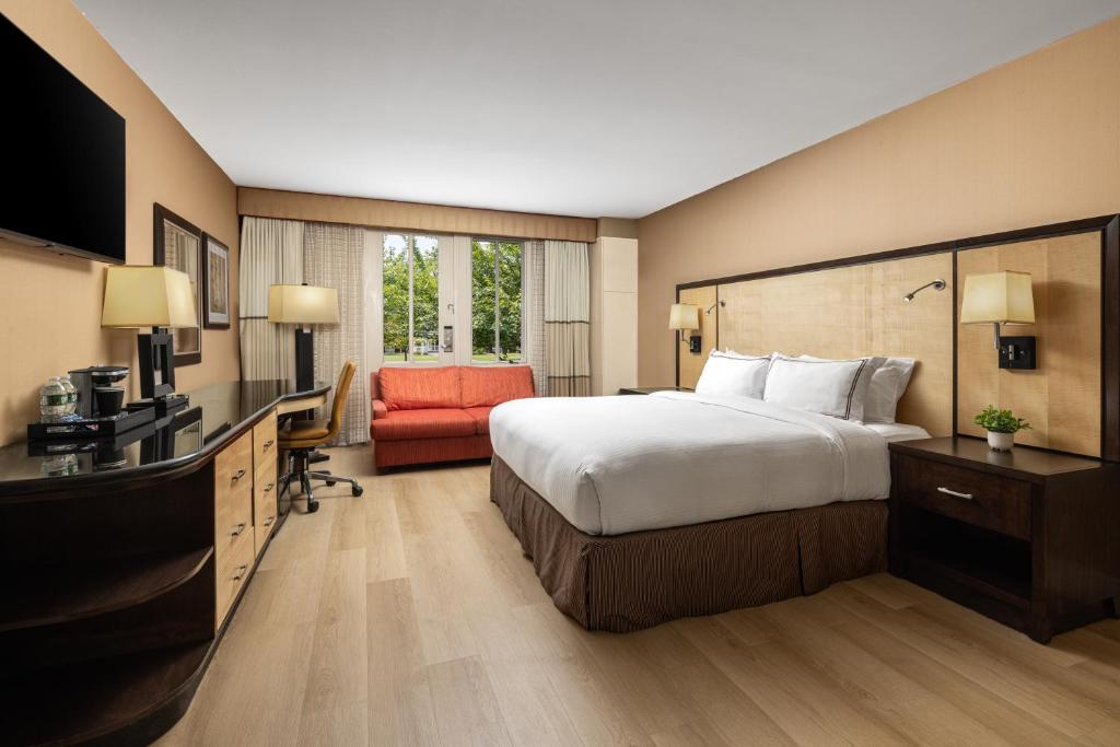 Sleepy Hollow Hotel - King Room With Balcony